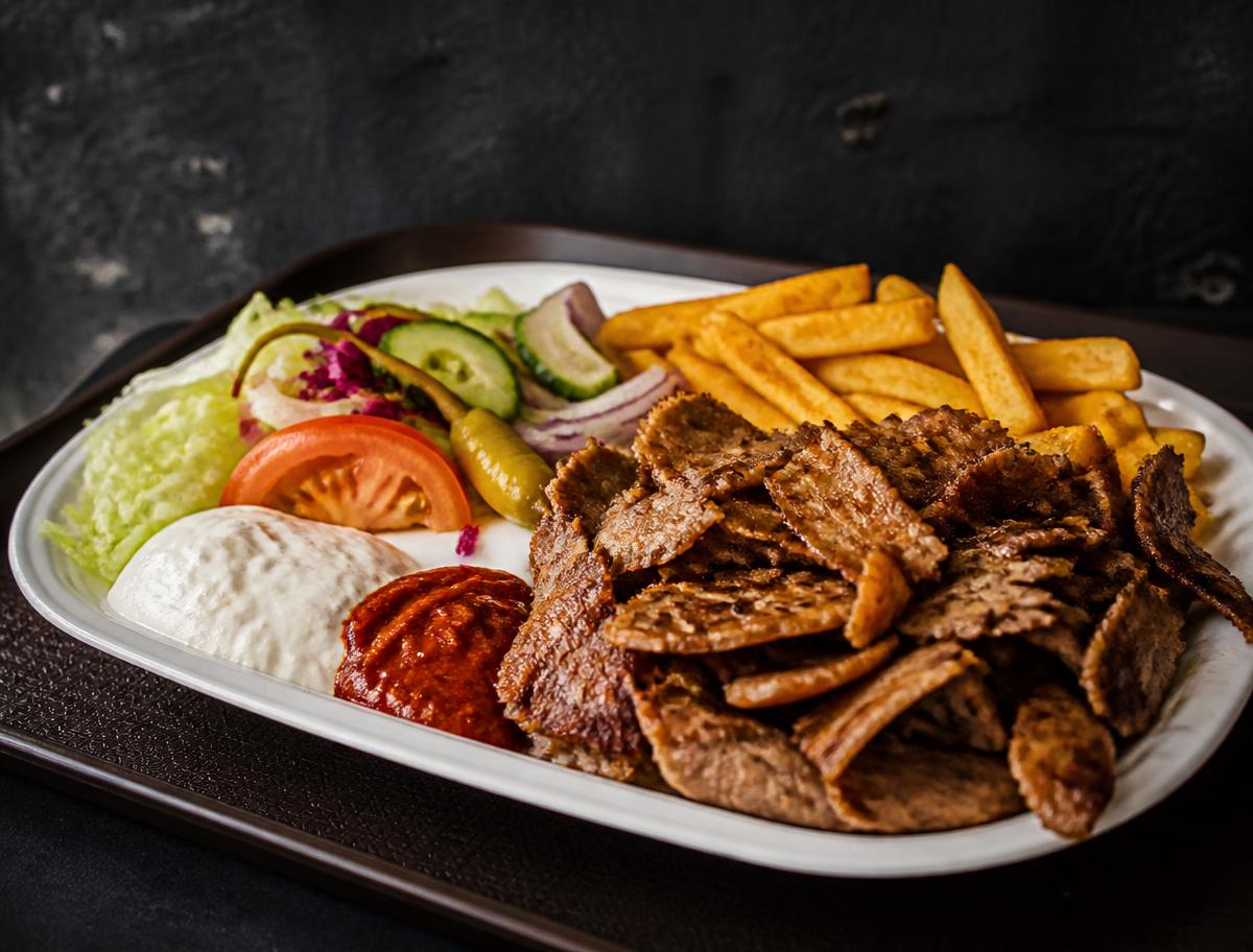 Kebab-Teller mit Pommes, Salat und Saucen (Platzhalterbild)